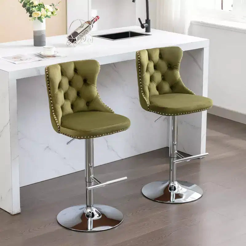 Tabourets de bar Okak pivotants en velours, hauteur comptoir, lot de 2, tabourets de bar pivotants à 360° avec dossier capitonné et cadre argent mat