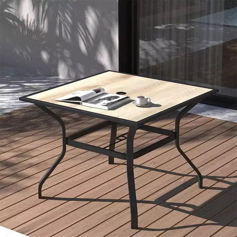 Table d'extérieur en métal avec plateau imitation bois : design carré avec trou pour parasol (1 table)