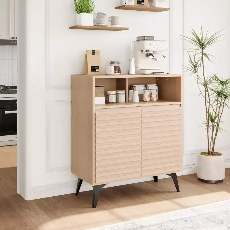 Bahut cannelé avec étagères réglables, buffet de rangement moderne pour cuisine, salon, salle à manger ou entrée