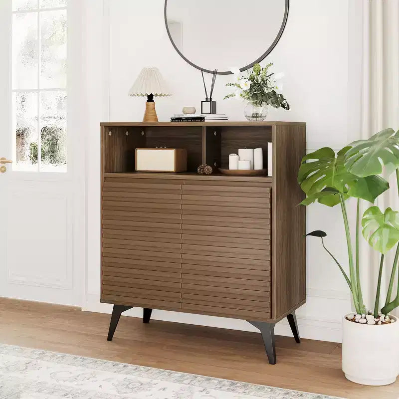 Bahut cannelé avec étagères réglables, buffet de rangement moderne pour cuisine, salon, salle à manger ou entrée