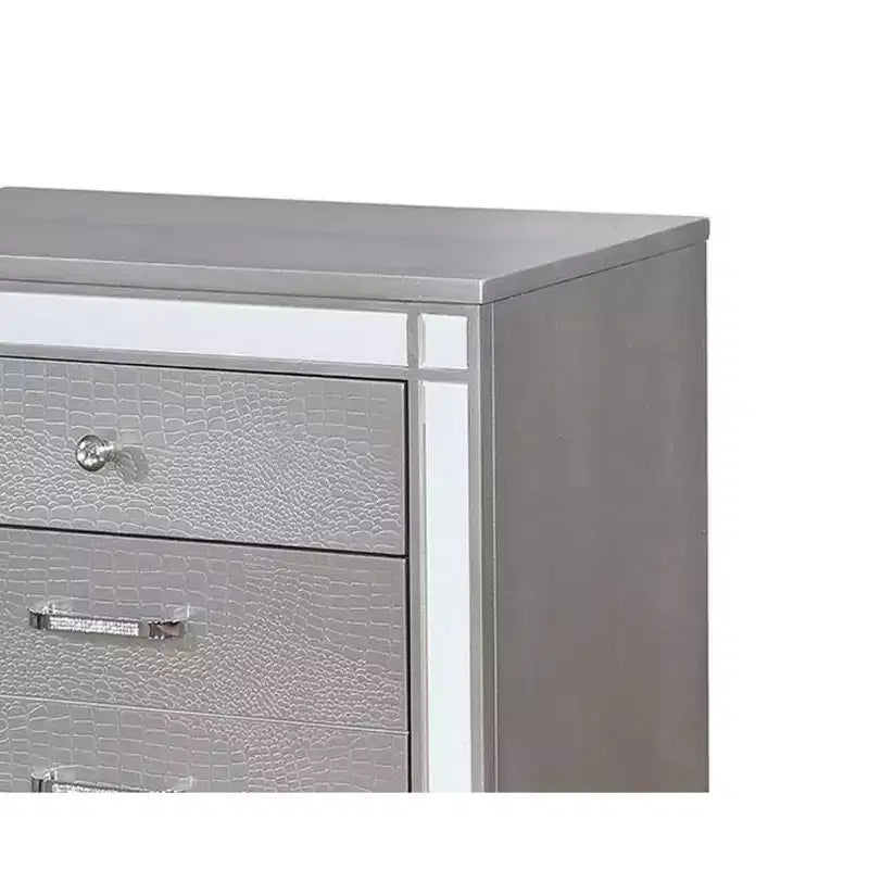 Table de chevet en bois massif Royal Hampton à trois tiroirs avec garniture décorative en miroir, Argenté
