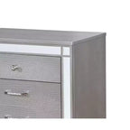 Table de chevet en bois massif Royal Hampton à trois tiroirs avec garniture décorative en miroir, Argenté