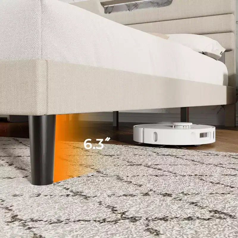 Cadre de lit Queen Size avec station de recharge Lumières LED Tête de lit rembourrée Lit plateforme moderne Tissu beige Étagère de rangement à 2 niveaux Lattes en bois robustes