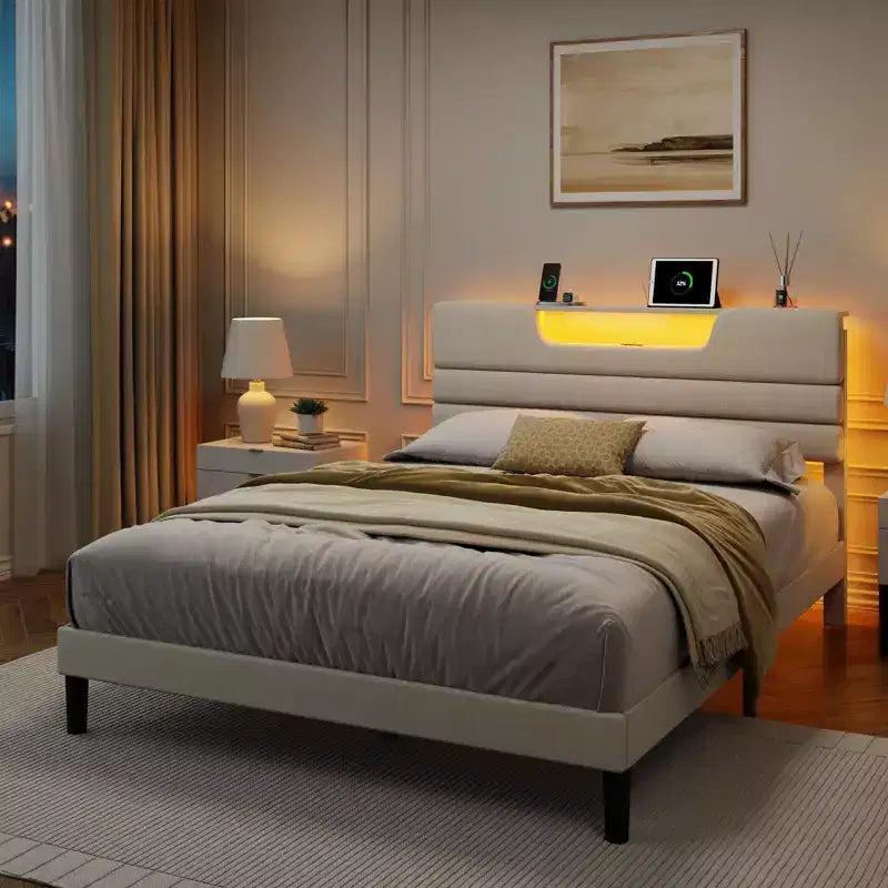 Cadre de lit Queen Size avec station de recharge Lumières LED Tête de lit rembourrée Lit plateforme moderne Tissu beige Étagère de rangement à 2 niveaux Lattes en bois robustes