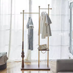 Meuble d'entrée Okak avec étagères en bois et cadre en acier inoxydable, porte-manteau industriel au design élégant, arbre à manteaux pour salon, chambre, or