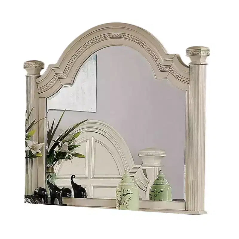 Miroir de commode Royal Hampton, montants cannelés, cadre cloche blanc antique de 49 pouces