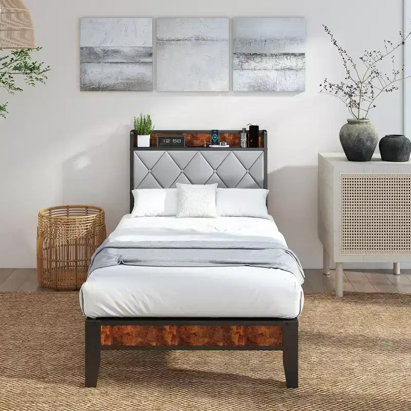 Lit plateforme moderne Okak en fer avec port de charge et tête de lit de rangement, cadre de lit rembourré pour chambre principale
