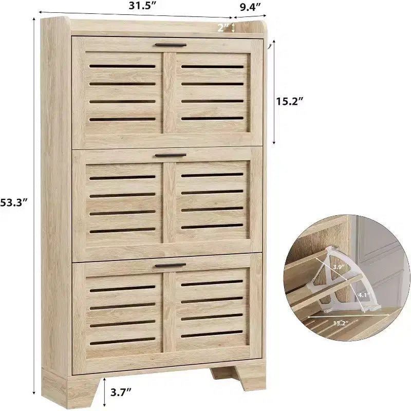 Meuble à chaussures autoportant avec 3 portes basculantes. Rangement dissimulé pour entrée, peut contenir plusieurs paires, style ferme avec crochets latéraux.