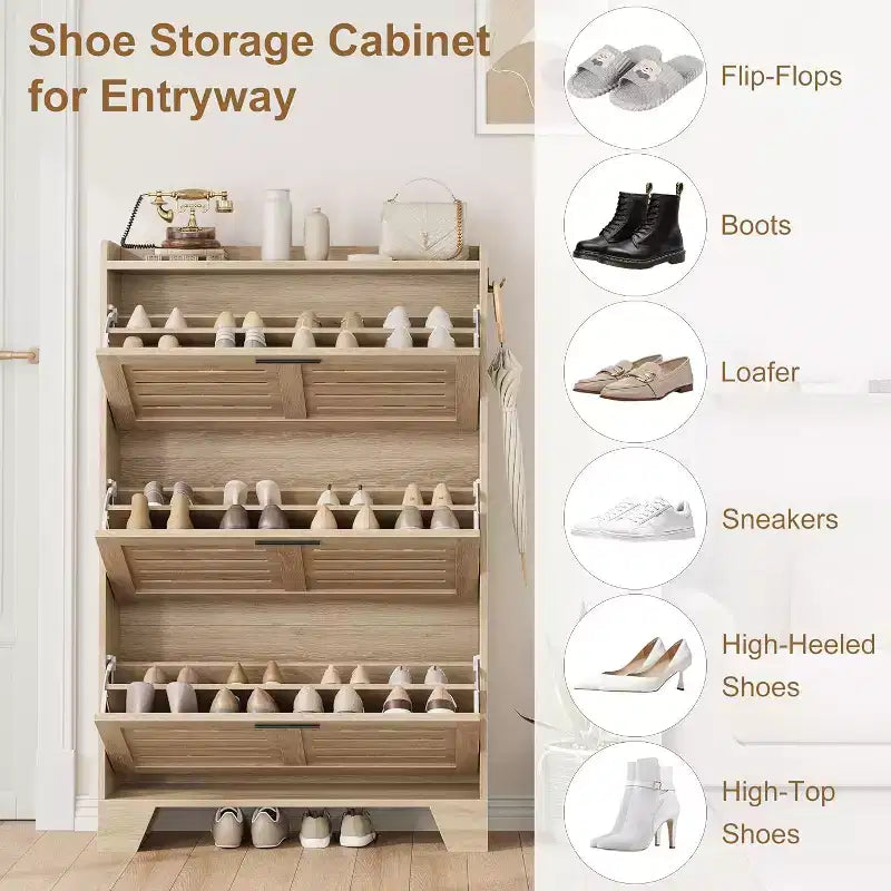 Meuble à chaussures autoportant avec 3 portes basculantes. Rangement dissimulé pour entrée, peut contenir plusieurs paires, style ferme avec crochets latéraux.