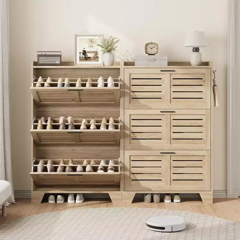 Meuble à chaussures autoportant avec 3 portes basculantes. Rangement dissimulé pour entrée, peut contenir plusieurs paires, style ferme avec crochets latéraux.