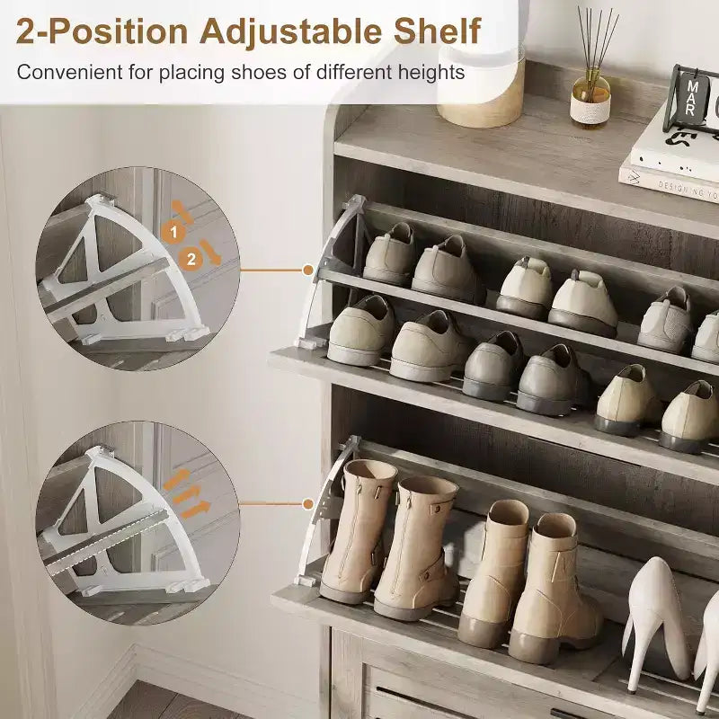 Meuble à chaussures autoportant avec 3 portes basculantes. Rangement dissimulé pour entrée, peut contenir plusieurs paires, style ferme avec crochets latéraux.