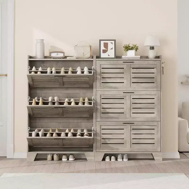 Meuble à chaussures autoportant avec 3 portes basculantes. Rangement dissimulé pour entrée, peut contenir plusieurs paires, style ferme avec crochets latéraux.