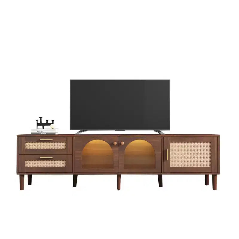 Meuble TV en rotin avec lumière LED pour téléviseur de 80 pouces, meuble de rangement TV en bois avec portes en verre et 2 tiroirs, console média avec pieds en bois massif, marron foncé