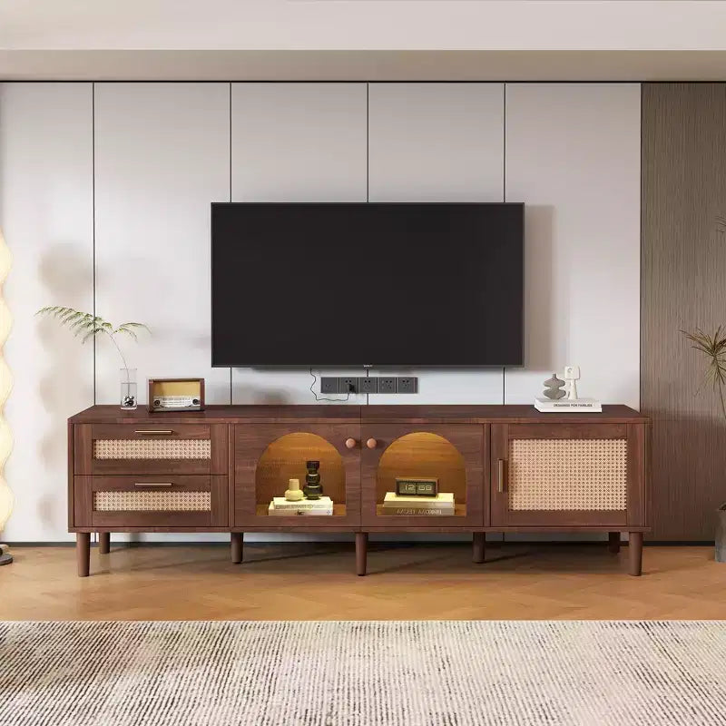 Meuble TV en rotin avec lumière LED pour téléviseur de 80 pouces, meuble de rangement TV en bois avec portes en verre et 2 tiroirs, console média avec pieds en bois massif, marron foncé