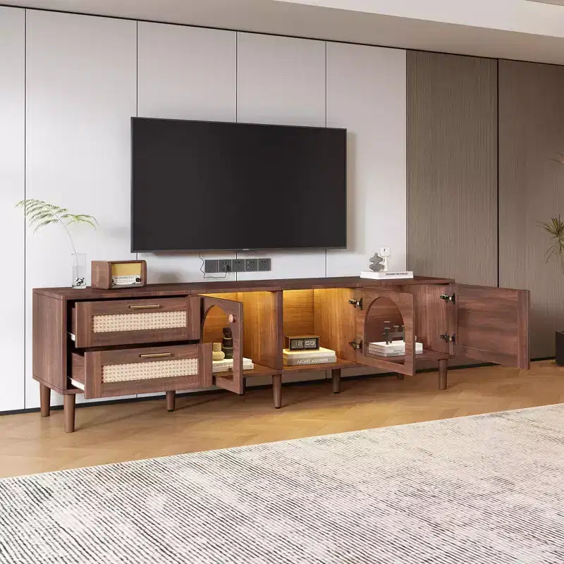 Meuble TV en rotin avec lumière LED pour téléviseur de 80 pouces, meuble de rangement TV en bois avec portes en verre et 2 tiroirs, console média avec pieds en bois massif, marron foncé