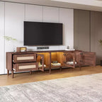 Meuble TV en rotin avec lumière LED pour téléviseur de 80 pouces, meuble de rangement TV en bois avec portes en verre et 2 tiroirs, console média avec pieds en bois massif, marron foncé