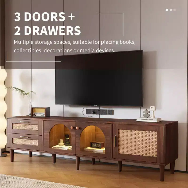 Meuble TV en rotin avec lumière LED pour téléviseur de 80 pouces, meuble de rangement TV en bois avec portes en verre et 2 tiroirs, console média avec pieds en bois massif, marron foncé