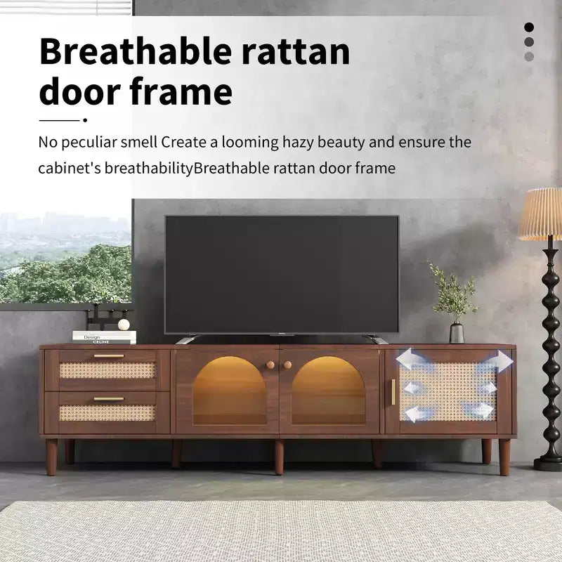 Meuble TV en rotin avec lumière LED pour téléviseur de 80 pouces, meuble de rangement TV en bois avec portes en verre et 2 tiroirs, console média avec pieds en bois massif, marron foncé