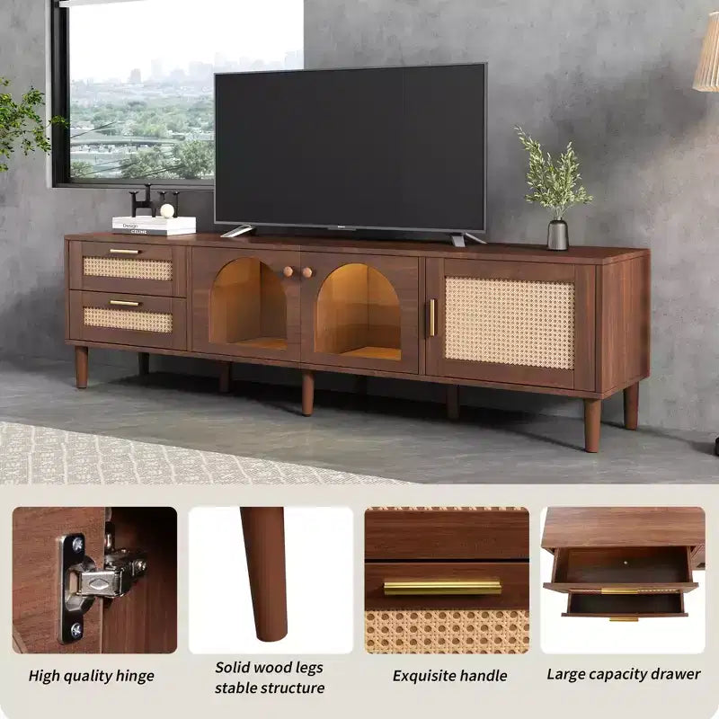 Meuble TV en rotin avec lumière LED pour téléviseur de 80 pouces, meuble de rangement TV en bois avec portes en verre et 2 tiroirs, console média avec pieds en bois massif, marron foncé