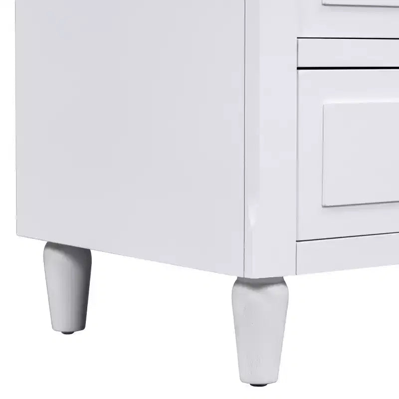 Table de chevet moderne à 3 tiroirs, meuble élégant avec poignées métalliques et pieds en bois d'hévéa - Panipeachy