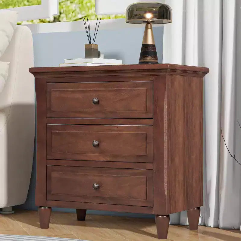 Table de chevet moderne à 3 tiroirs, meuble élégant avec poignées métalliques et pieds en bois d'hévéa - Panipeachy