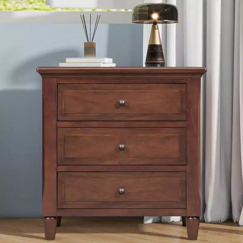 Table de chevet moderne à 3 tiroirs, meuble élégant avec poignées métalliques et pieds en bois d'hévéa - Panipeachy