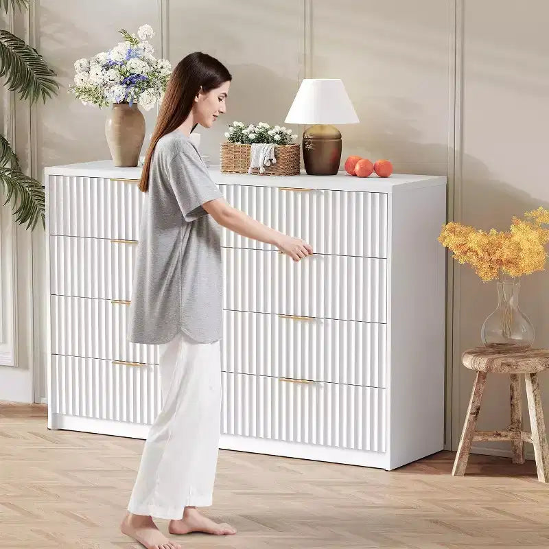 Commode cannelée à 9 tiroirs avec poignées métalliques, organisateur de rangement moderne pour chambre à coucher, salon, entrée, meuble TV multifonctionnel, blanc