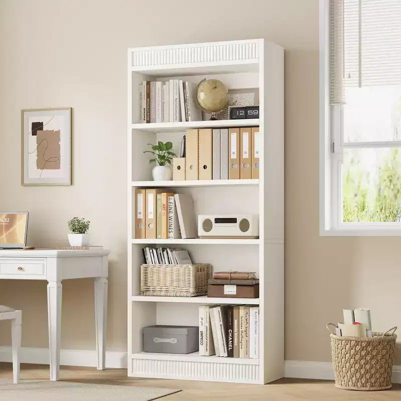 Bibliothèque de ferme 71 avec double design cannelé, étagère haute à 5 niveaux avec base en bois, étagère en bois
