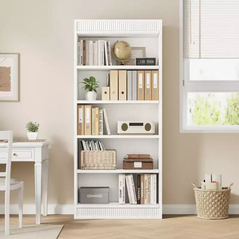 Bibliothèque de ferme 71 avec double design cannelé, étagère haute à 5 niveaux avec base en bois, étagère en bois