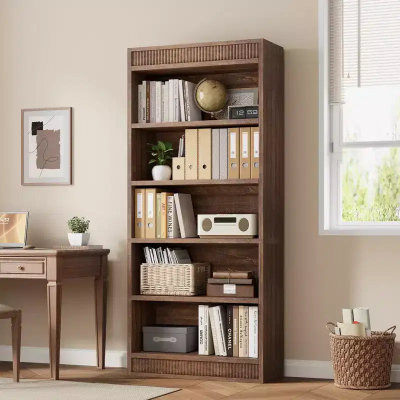 Bibliothèque de ferme 71 avec double design cannelé, étagère haute à 5 niveaux avec base en bois, étagère en bois