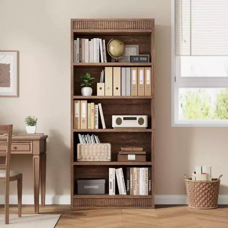 Bibliothèque de ferme 71 avec double design cannelé, étagère haute à 5 niveaux avec base en bois, étagère en bois