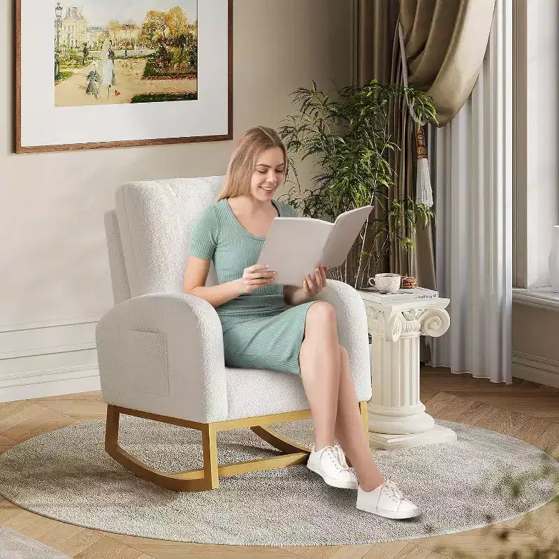 Fauteuil à bascule moderne, fauteuil à bascule planeur rembourré en fausse peau d'agneau douce avec dossier haut, poches latérales