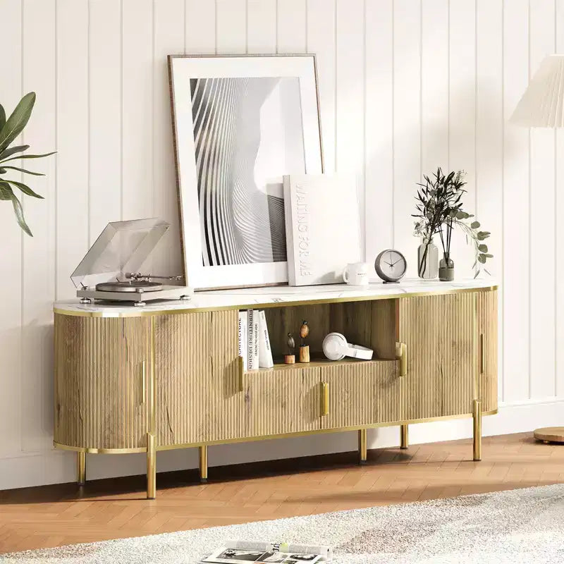 Meuble TV à quatre portes avec motif ondulé rond, étagères réglables, plateau en imitation marbre, décoration en métal doré, charnières à fermeture douce