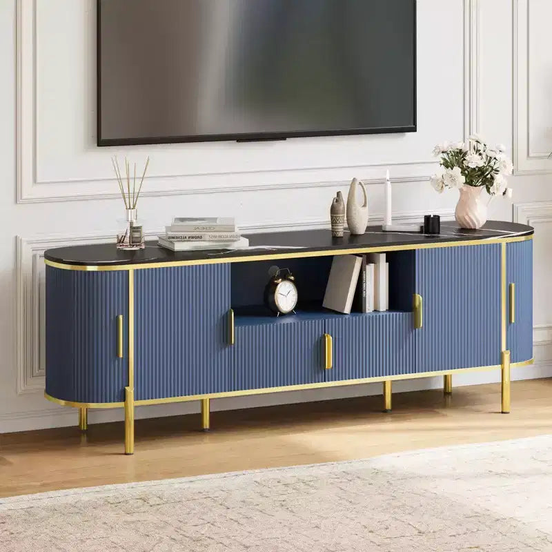 Meuble TV à quatre portes avec motif ondulé rond, étagères réglables, plateau en imitation marbre, décoration en métal doré, charnières à fermeture douce