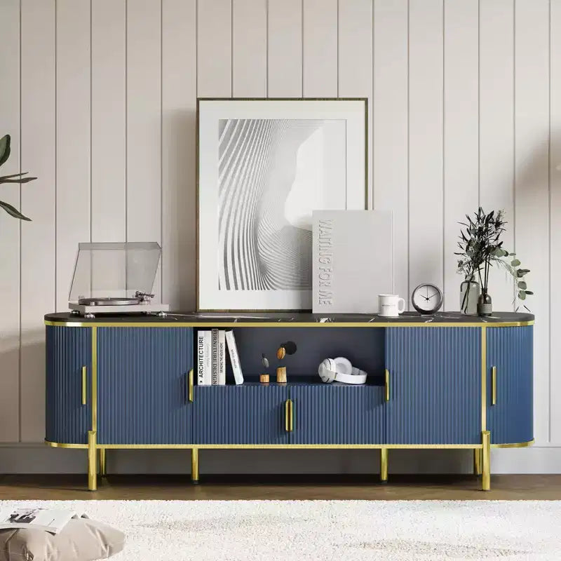 Meuble TV à quatre portes avec motif ondulé rond, étagères réglables, plateau en imitation marbre, décoration en métal doré, charnières à fermeture douce