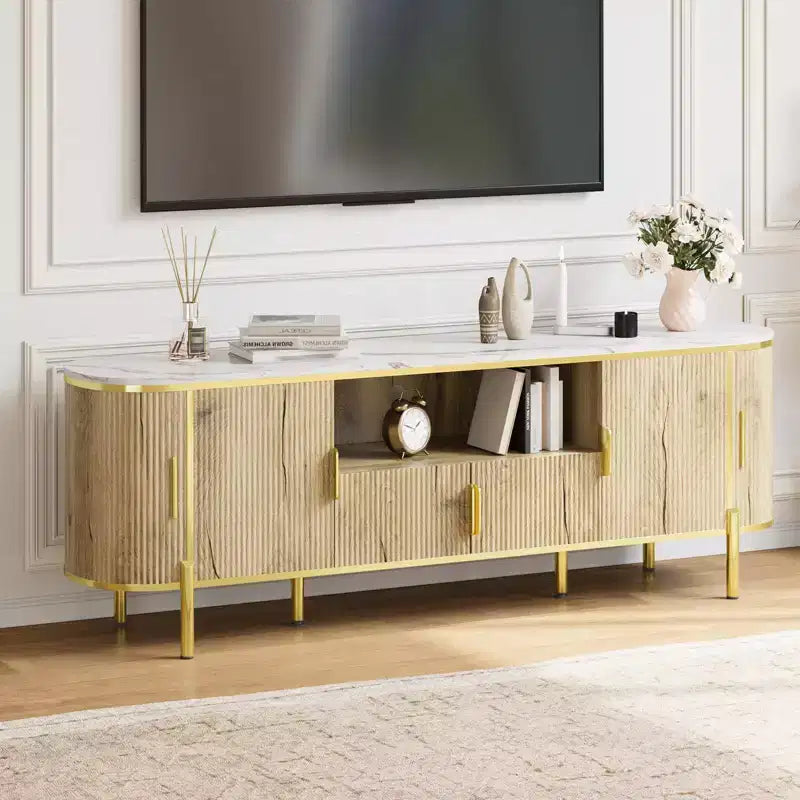 Meuble TV à quatre portes avec motif ondulé rond, étagères réglables, plateau en imitation marbre, décoration en métal doré, charnières à fermeture douce