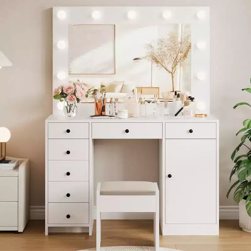 Coiffeuse Moderne Blanche de 119 cm avec Miroir, Lampe, Station de Charge, 3 Modes d'Éclairage Réglables, 7 Tiroirs de Rangement et 1 Porte