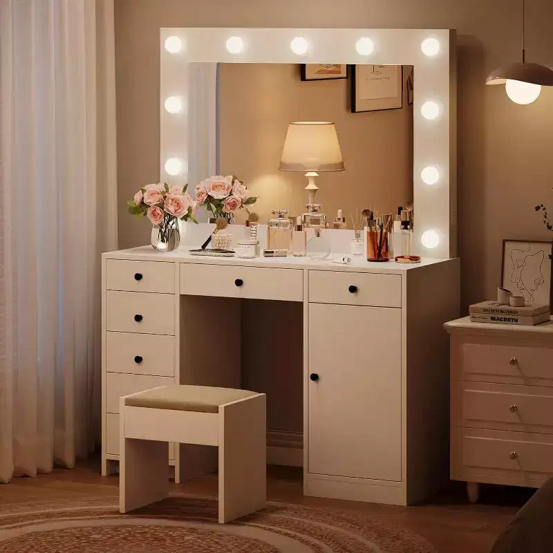 Coiffeuse Moderne Blanche de 119 cm avec Miroir, Lampe, Station de Charge, 3 Modes d'Éclairage Réglables, 7 Tiroirs de Rangement et 1 Porte