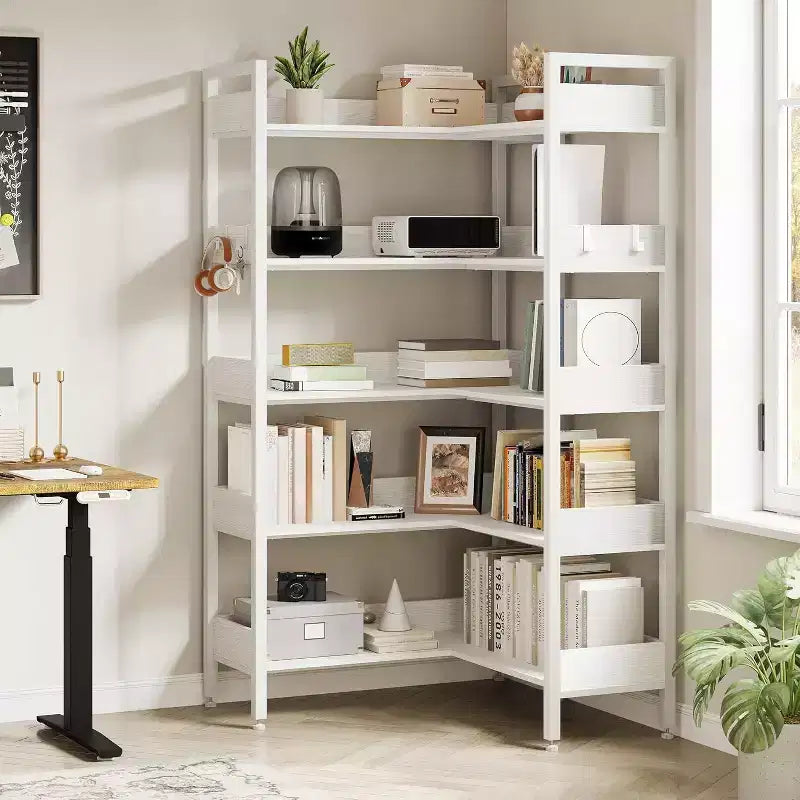 Étagère d'angle robuste à 5 niveaux avec cadre en métal, fonction convertible et 4 crochets, conçue pour durer dans le salon, la chambre ou le bureau à domicile.