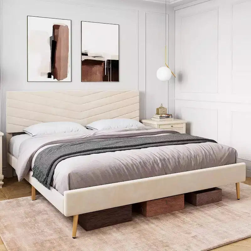 Lit plateforme beige King Size avec tête de lit réglable, cadre de lit en tissu peluche, aucun sommier tapissier requis, conception silencieuse, assemblage facile