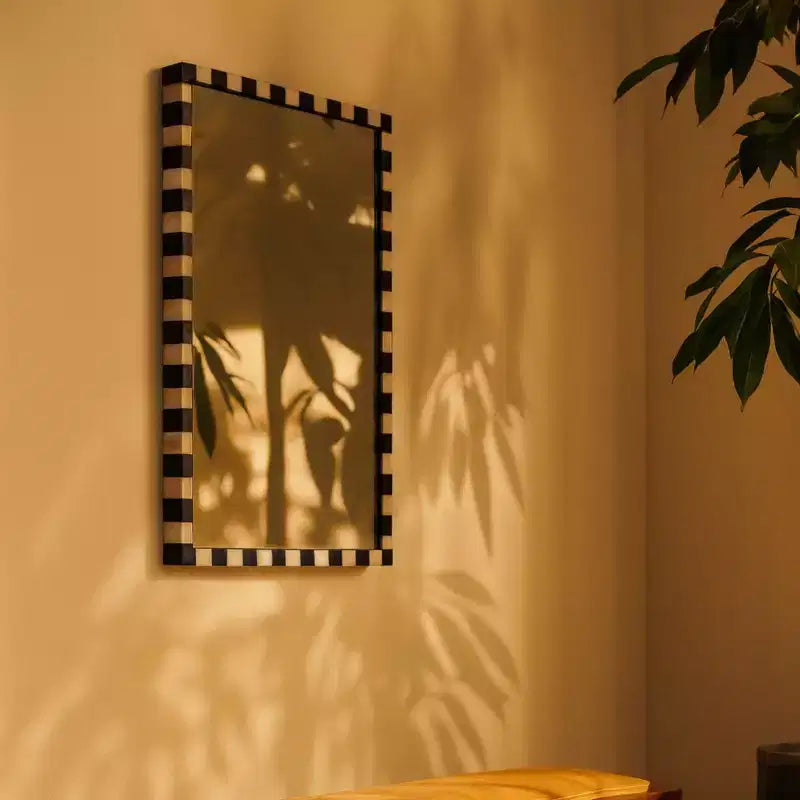TEHOME livra Miroir mural rectangulaire décoratif en marbre avec motif damier noir et blanc audacieux 20 x 30'', parfait pour la salle de bain, l'entrée