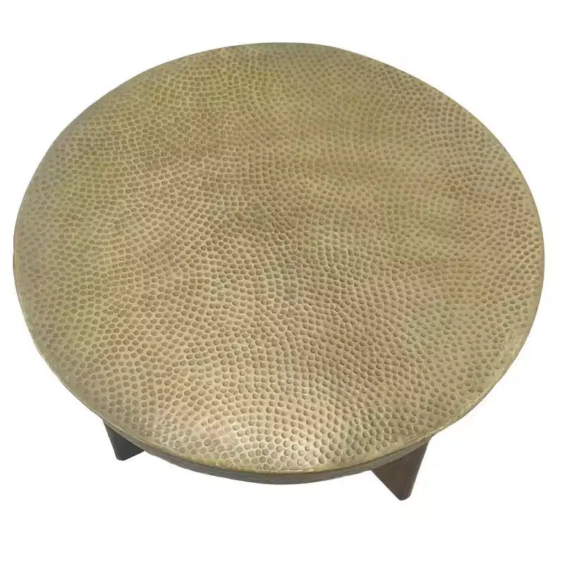 Table basse Royal Hampton | Plateau rond en métal martelé | Piètement en bois de manguier | Laiton antique