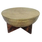 Table basse Royal Hampton | Plateau rond en métal martelé | Piètement en bois de manguier | Laiton antique