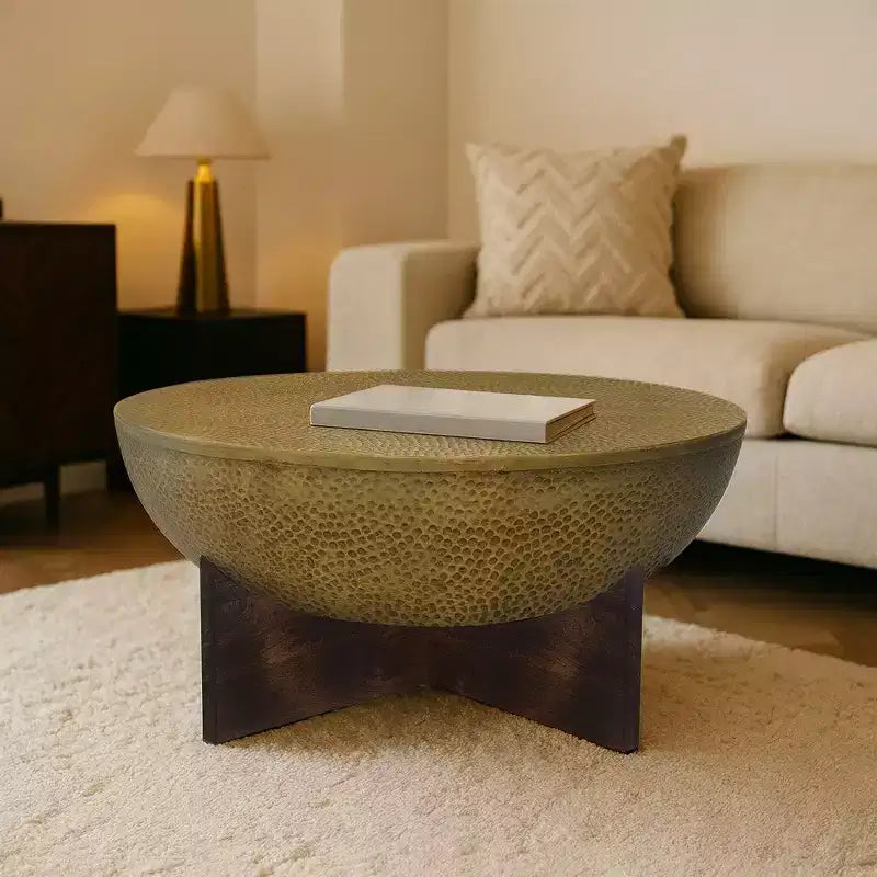 Table basse Royal Hampton | Plateau rond en métal martelé | Piètement en bois de manguier | Laiton antique