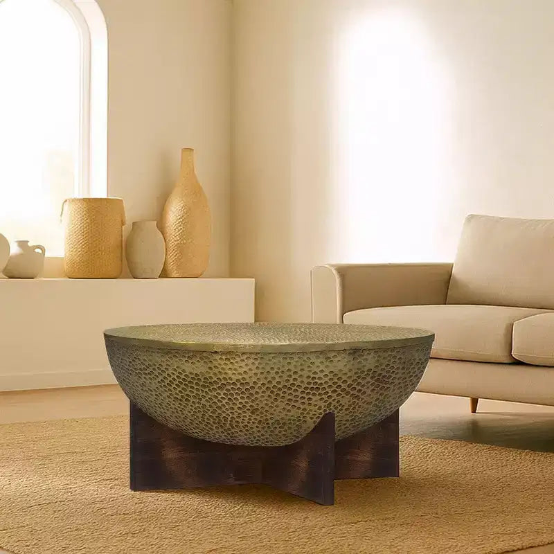 Table basse Royal Hampton | Plateau rond en métal martelé | Piètement en bois de manguier | Laiton antique