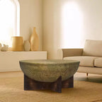 Table basse Royal Hampton | Plateau rond en métal martelé | Piètement en bois de manguier | Laiton antique