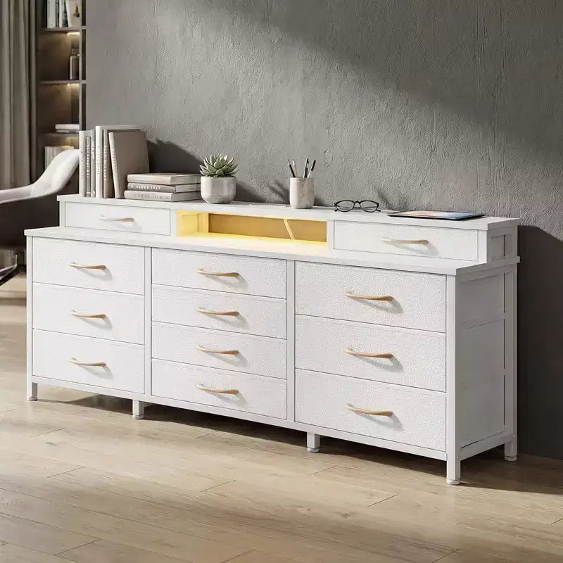 Commode Blanche à 12 Tiroirs pour Chambre avec Lumières LED et Prises de Courant Commode de Rangement en Tissu Large de 140 cm avec 2 Étagères Dessus en Bois Grand Meuble Multimédia