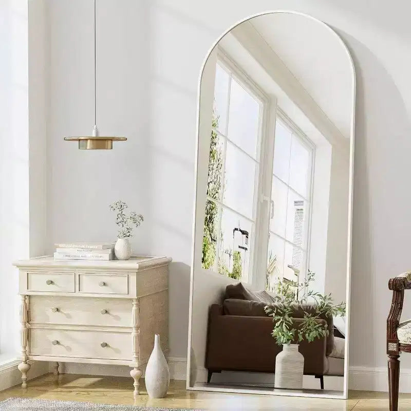 Miroir arqué blanc 71x26 avec support et cadre en aluminium. Design pleine longueur pour chambre ou salon.