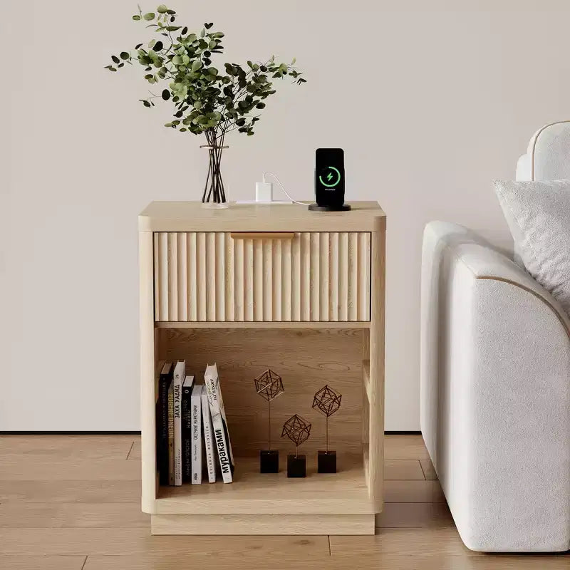 Table de chevet de ferme cannelée, table de nuit avec station de recharge et tiroirs, table de chevet moderne du milieu du siècle avec poignée en métal pour chambre à coucher ou bureau