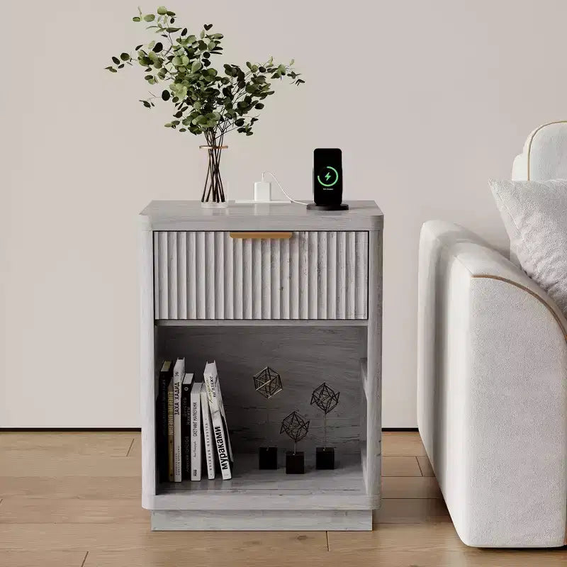 Table de chevet de ferme cannelée, table de nuit avec station de recharge et tiroirs, table de chevet moderne du milieu du siècle avec poignée en métal pour chambre à coucher ou bureau
